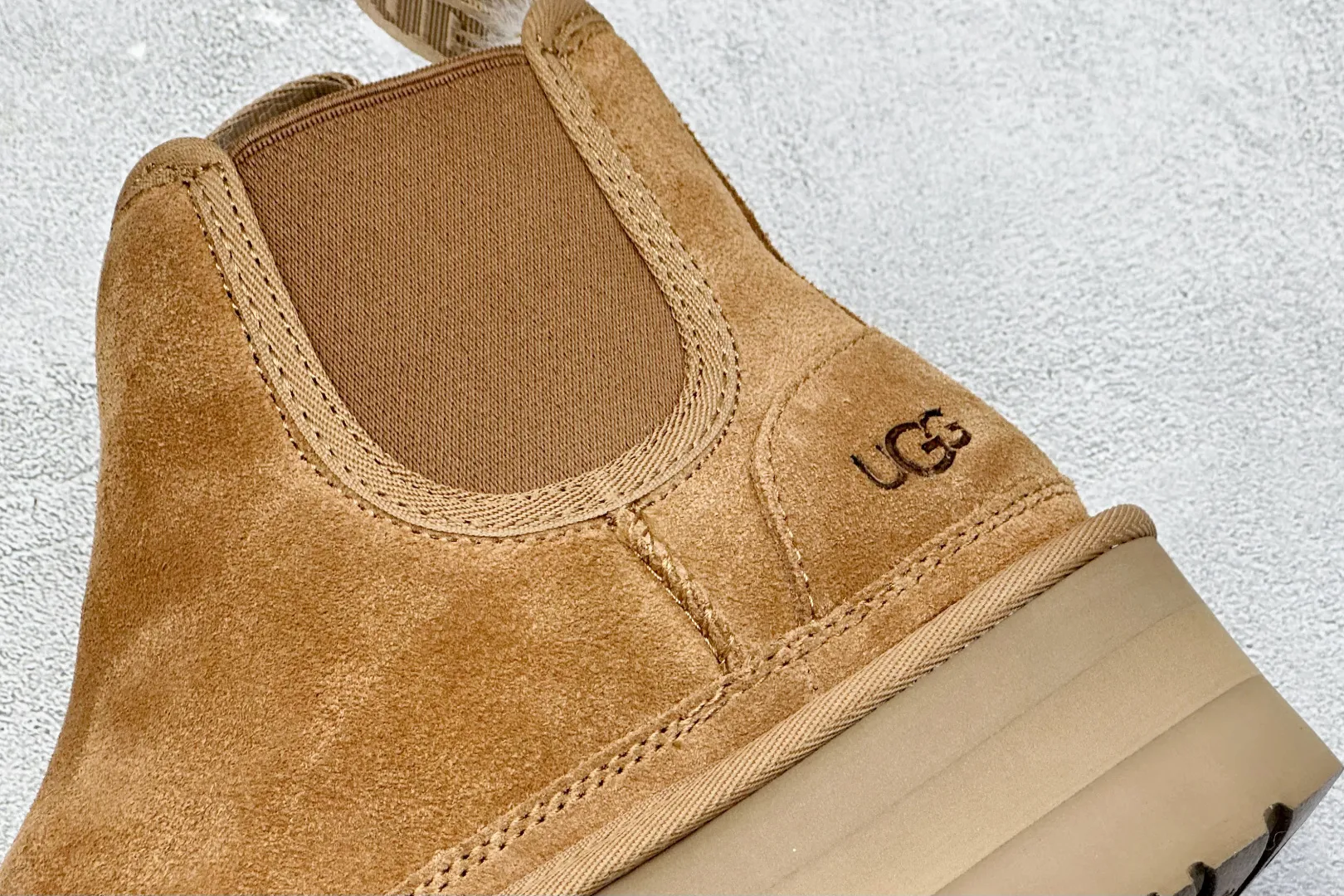 🐲💰 560 supports store UGG sheepskin and fur integrated snow boots 4526 Chelsea thick soles. All shoes are made of ZP from the same factory. Longfeng A-grade Australian imported sheepskin and fur integrated brand OEM production line fully follows the ZP process. OEM original pattern maker adheres to the principle of no original shoes and no development selection. Pay attention to every detail. The most correct version on the market 35-40. Item number: 1134526